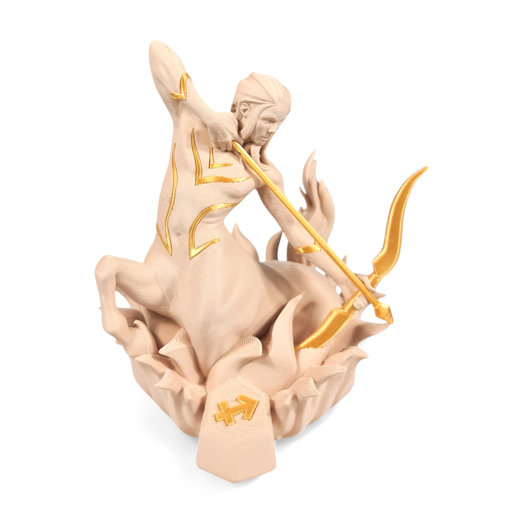 Handgemaakte 3D-geprinte Boogschutter sterrenbeeld figuur in beige met gouden accenten op een witte achtergrond, als uniek verzamelobject