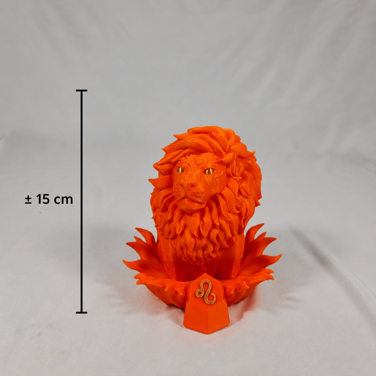 De 3D-geprinte Leeuw sterrenbeeld figuur met een duidelijke maataanduiding van circa 15 centimeter hoog