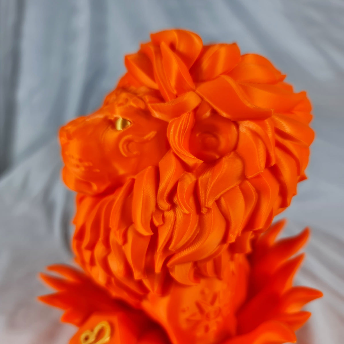 Schuine hoekweergave van het handgemaakte 3D-geprinte Leeuw sterrenbeeld beeld met zicht op het profiel en de manen