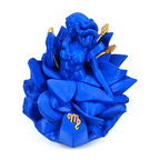 Handgemaakte 3D-geprinte Maagd sterrenbeeld figuur in blauw met gouden accenten op een witte achtergrond, als uniek verzamelobject