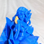 Schuine hoekweergave van het handgemaakte 3D-geprinte Maagd sterrenbeeld beeld met zicht op de blauwe bladerstructuur