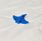 Blauwe 3D-geprinte mini manta rog vanuit een schuine hoek gefotografeerd als origineel cadeau