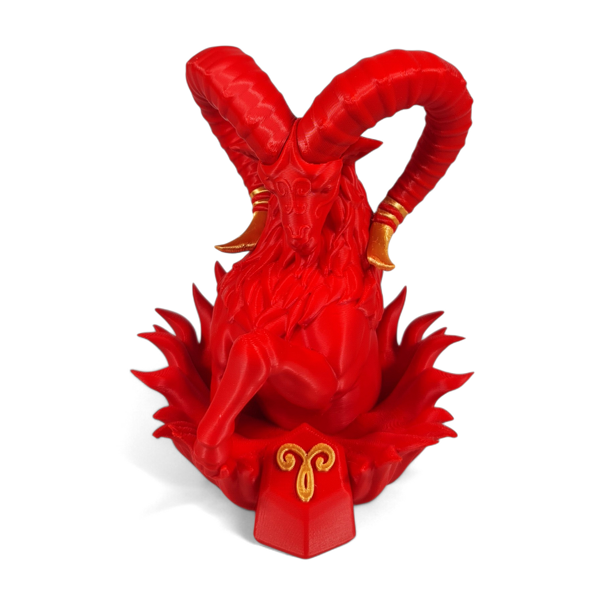 Handgemaakte 3D-geprinte Ram sterrenbeeld figuur in rood met gouden accenten op een witte achtergrond, als uniek verzamelobject