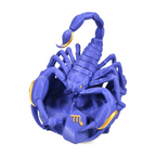 Handgemaakte 3D-geprinte Schorpioen sterrenbeeld figuur in paars met gouden accenten op een grijze achtergrond, als uniek verzamelobject