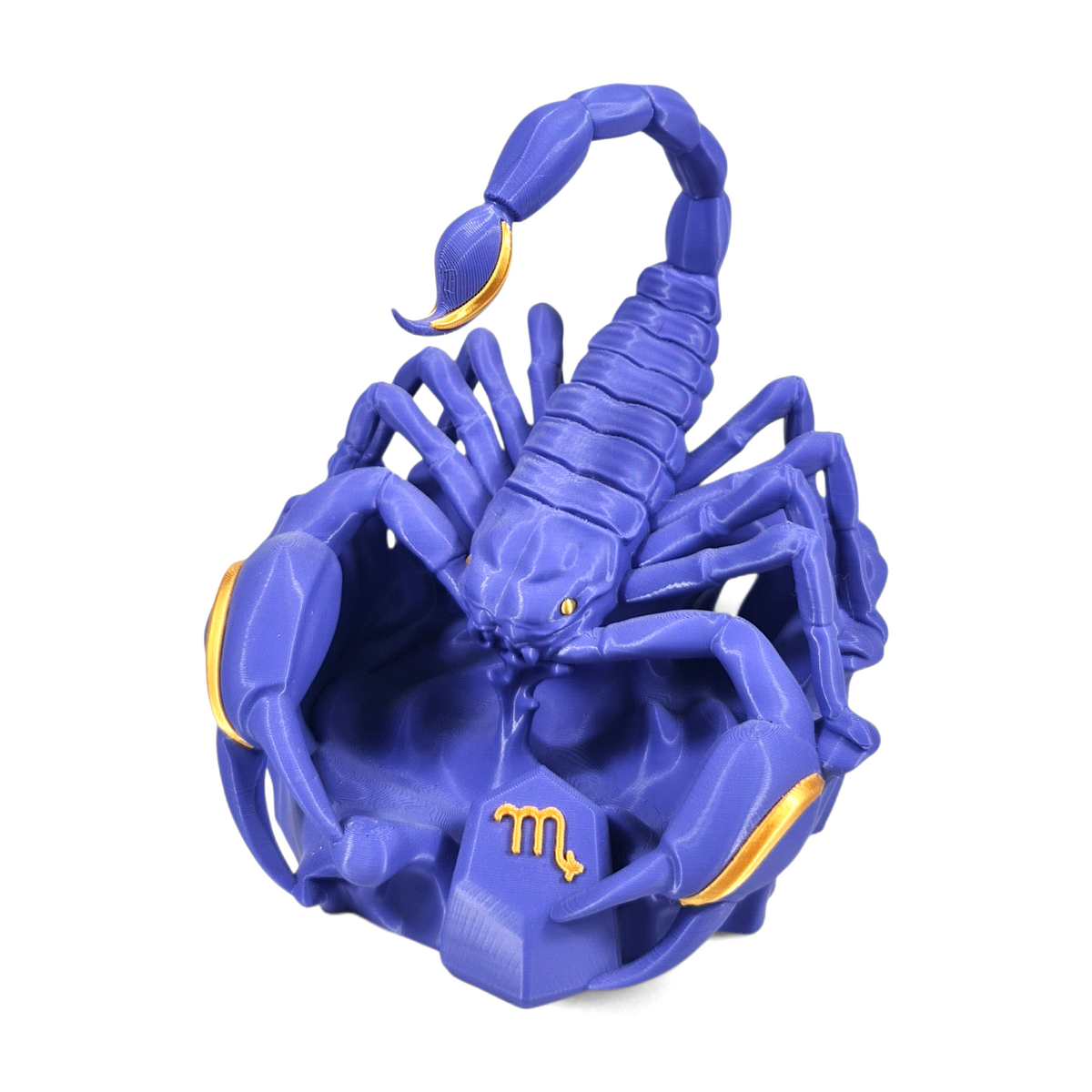Handgemaakte 3D-geprinte Schorpioen sterrenbeeld figuur in paars met gouden accenten op een grijze achtergrond, als uniek verzamelobject