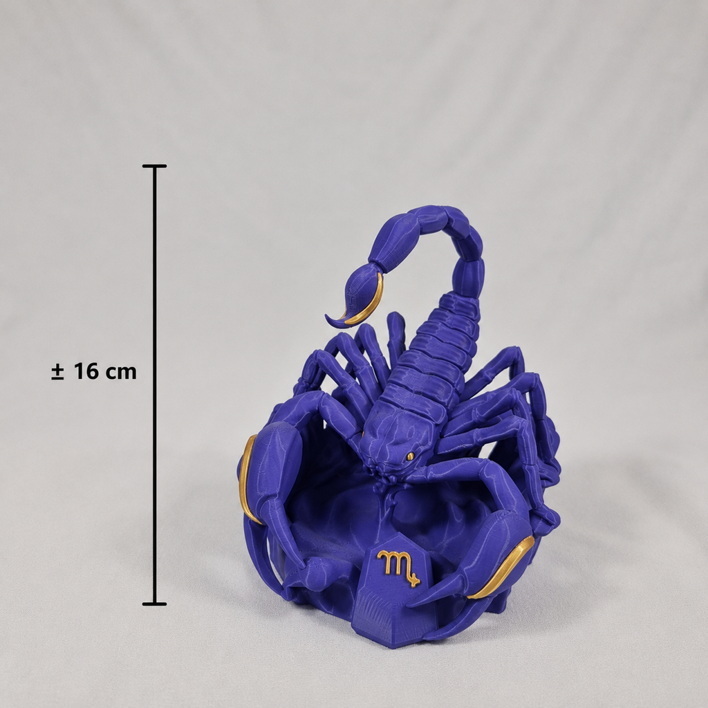 De 3D-geprinte Schorpioen sterrenbeeld figuur met een duidelijke maataanduiding van circa 16 centimeter hoog