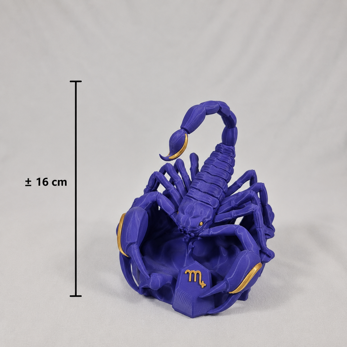 De 3D-geprinte Schorpioen sterrenbeeld figuur met een duidelijke maataanduiding van circa 16 centimeter hoog