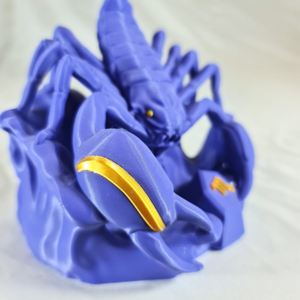 Schuine hoekweergave van het handgemaakte 3D-geprinte Schorpioen sterrenbeeld beeld met zicht op de gedetailleerde gouden klauwaccenten