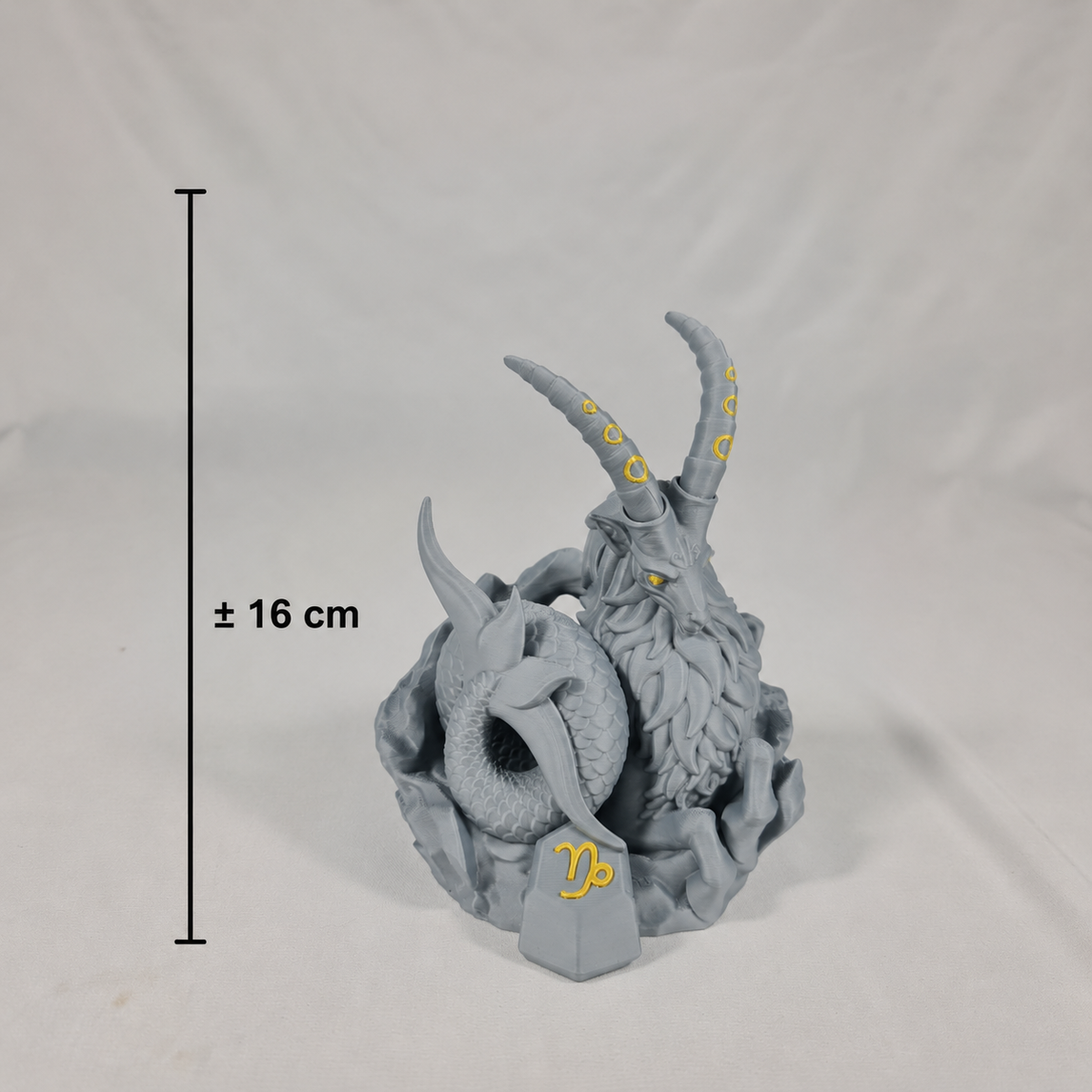 De 3D-geprinte Steenbok sterrenbeeld figuur met een duidelijke maataanduiding van circa 16 centimeter hoog