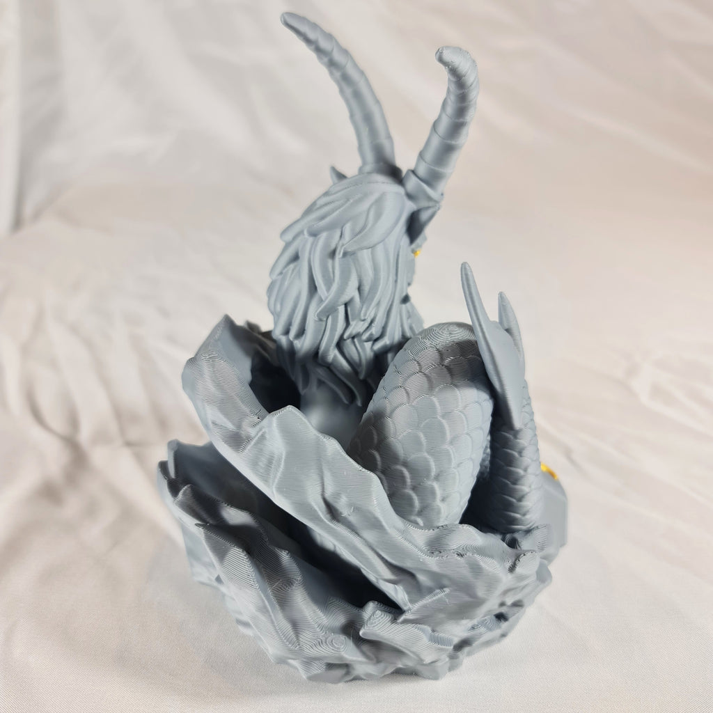 Schuine hoekweergave van het handgemaakte 3D-geprinte Steenbok sterrenbeeld beeld met zicht op de achterzijde en vormgeving
