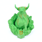 Handgemaakte 3D-geprinte Stier sterrenbeeld figuur in groen met gouden accenten op een witte achtergrond, als uniek verzamelobject