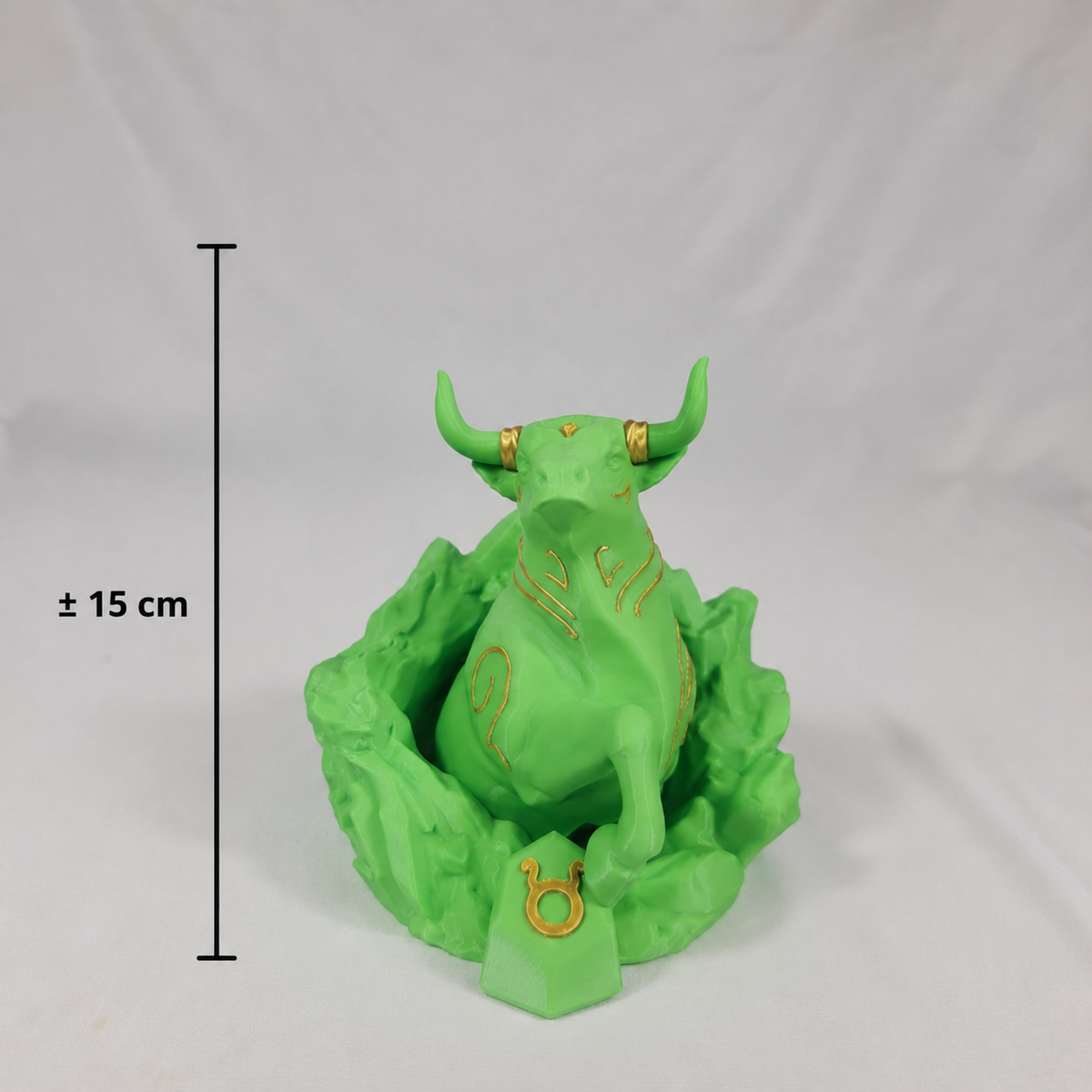 De 3D-geprinte Stier sterrenbeeld figuur met een duidelijke maataanduiding van circa 15 centimeter hoog