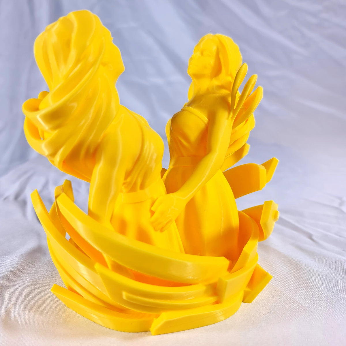 Schuine hoekweergave van het handgemaakte 3D-geprinte Tweeling sterrenbeeld beeld met zicht op de interactie tussen beide figuren
