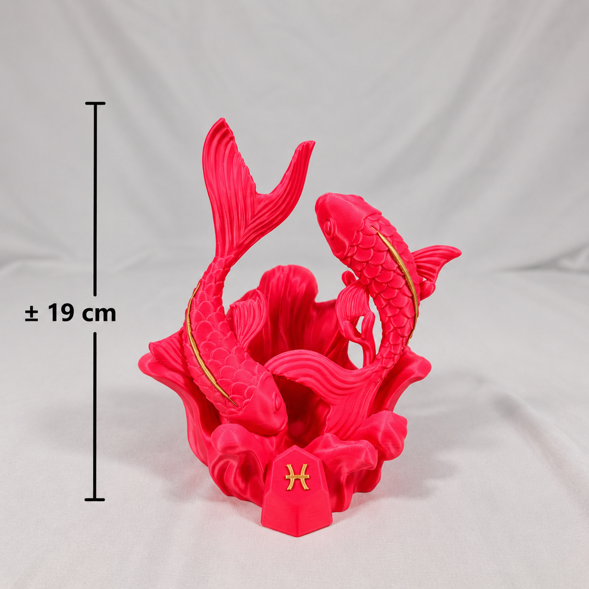 De 3D-geprinte Vissen sterrenbeeld figuur met een duidelijke maataanduiding van circa 19 centimeter hoog