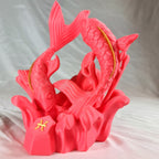Schuine hoekweergave van het handgemaakte 3D-geprinte Vissen sterrenbeeld beeld met zicht op de zwemmende vissen