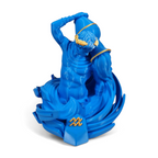 Handgemaakte 3D-geprinte Waterman sterrenbeeld figuur in blauw met gouden accenten op een witte achtergrond, als uniek verzamelobject
