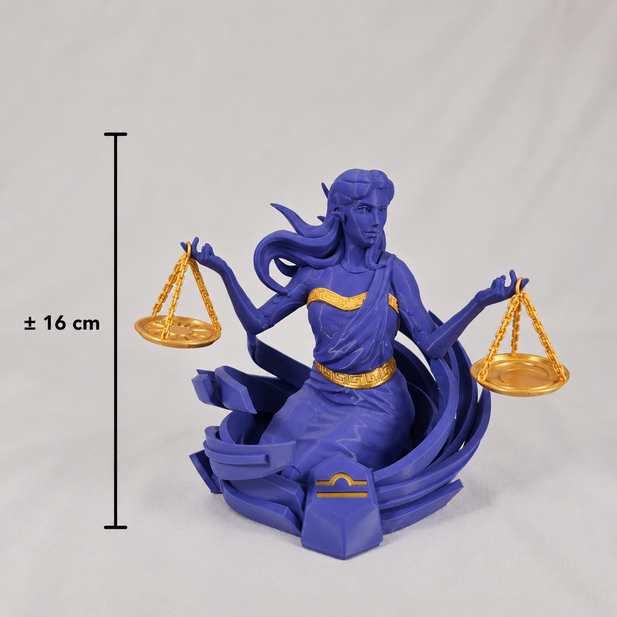 De 3D-geprinte Weegschaal sterrenbeeld figuur met een duidelijke maataanduiding van circa 16 centimeter hoog