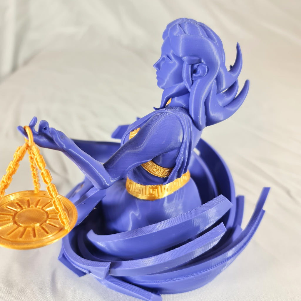 Schuine hoekweergave van het handgemaakte 3D-geprinte Weegschaal sterrenbeeld beeld met zicht op de beide uitgestrekte weegschalen