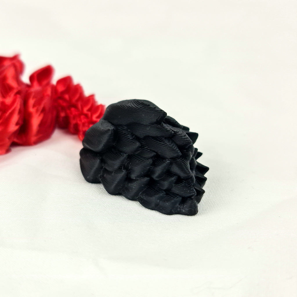 Video van de flexibele 3D-geprinte bloodfang baby draak op een draaiend displayplatform.