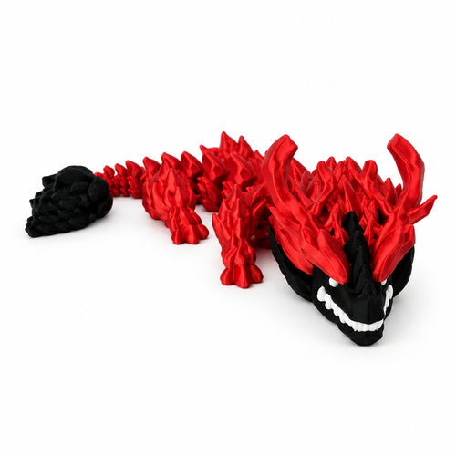 Rood met zwarte 3D-geprinte bloodfang baby draak van PLA op een strakke witte achtergrond.