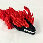 Detailfoto van de zwarte snuit met scherpe witte gebitdetails van de bloodfang baby draak.