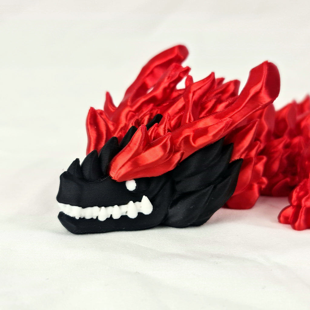 Close-up van de zwarte knotsvormige staartpunt van de rode bloodfang baby draak.
