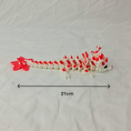 Zijaanzicht van de gearticuleerde cherryblossom baby draak met maataanduiding van de lengte in centimeters.
