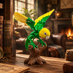 Sfeerfoto van de geel-groene 3D-geprinte dwergpapegaai op een houten standaard in een sfeervol interieur