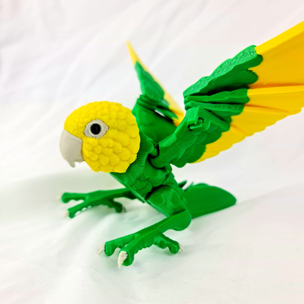 Schuin vooraanzicht van de gele en groene 3D-geprinte Agapornis dwergpapegaai