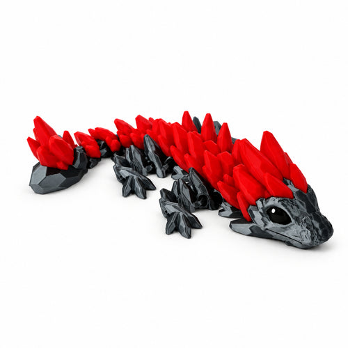 Zwart met rode 3D-geprinte gemstone baby draak van PLA op een strakke witte achtergrond.