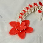 Detailfoto van de staart van de 3D-geprinte draak en de losse roze kersenbloesem.