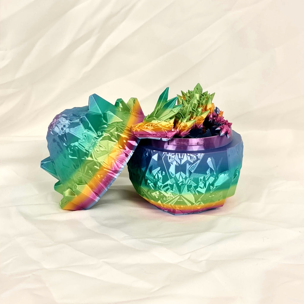 Geopend 3D-geprint regenboog draakenei dat dient als opbergdoosje.