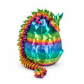 Meerkleurige 3D-geprinte kristaldraak met ei in regenboogkleuren op een witte achtergrond.