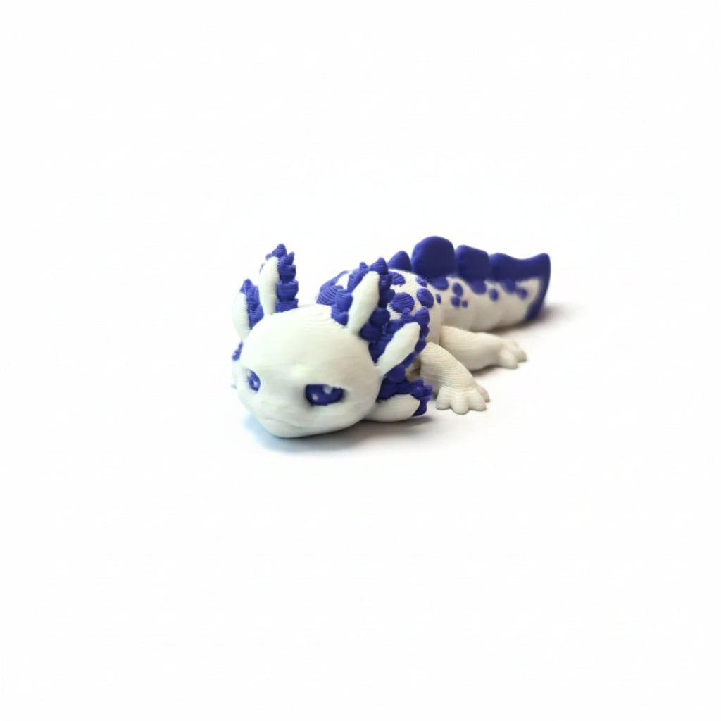 Handgemaakte 3D-geprinte flexibele mini axolotl Amethyst in wit met paarse accenten op een witte achtergrond, als uniek verzamelobject