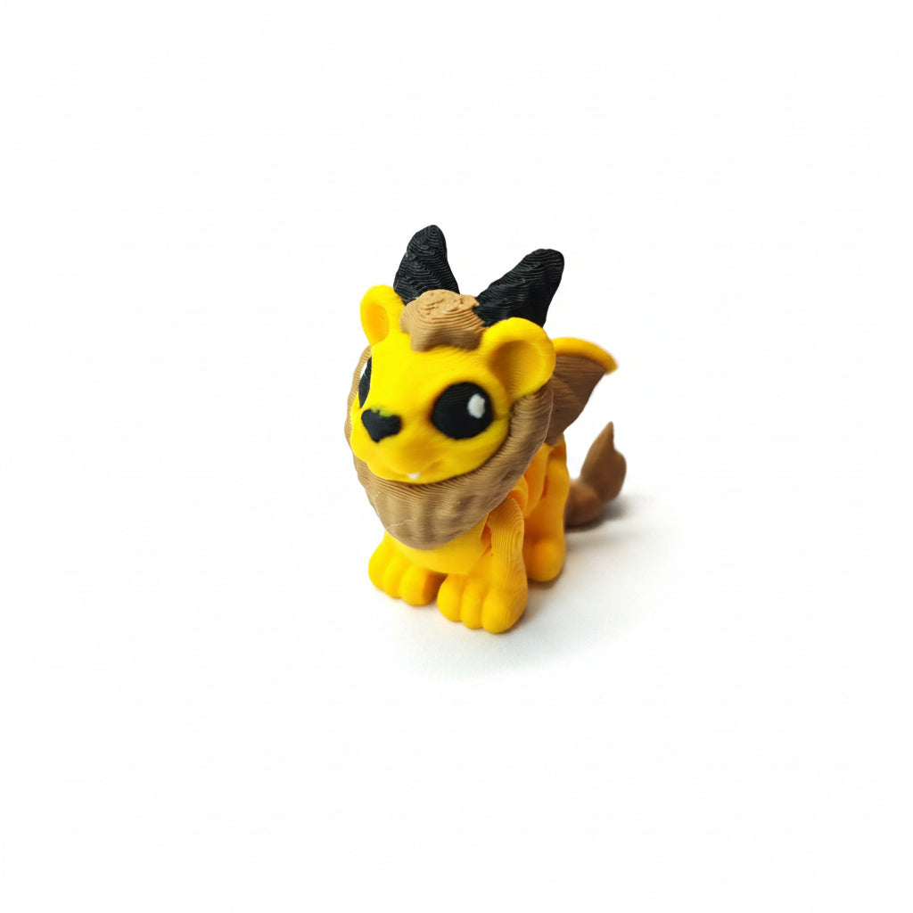 Handgemaakte 3D-geprinte flexibele mini manticore in geel en bruin met zwarte hoorns en vleugels op een witte achtergrond, als uniek verzamelobject