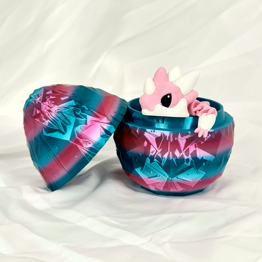 Schattige roze 3D-geprinte baby draak die uit het geopende metallic roze-blauwe draakenei kijkt.