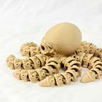 Schuin zijaanzicht van het beige 3D-geprinte skelet wezen met gebogen tentakels op een neutrale ondergrond.