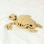 Schuin zijaanzicht van het beige 3D-geprinte skelet wezen op een neutrale ondergrond.