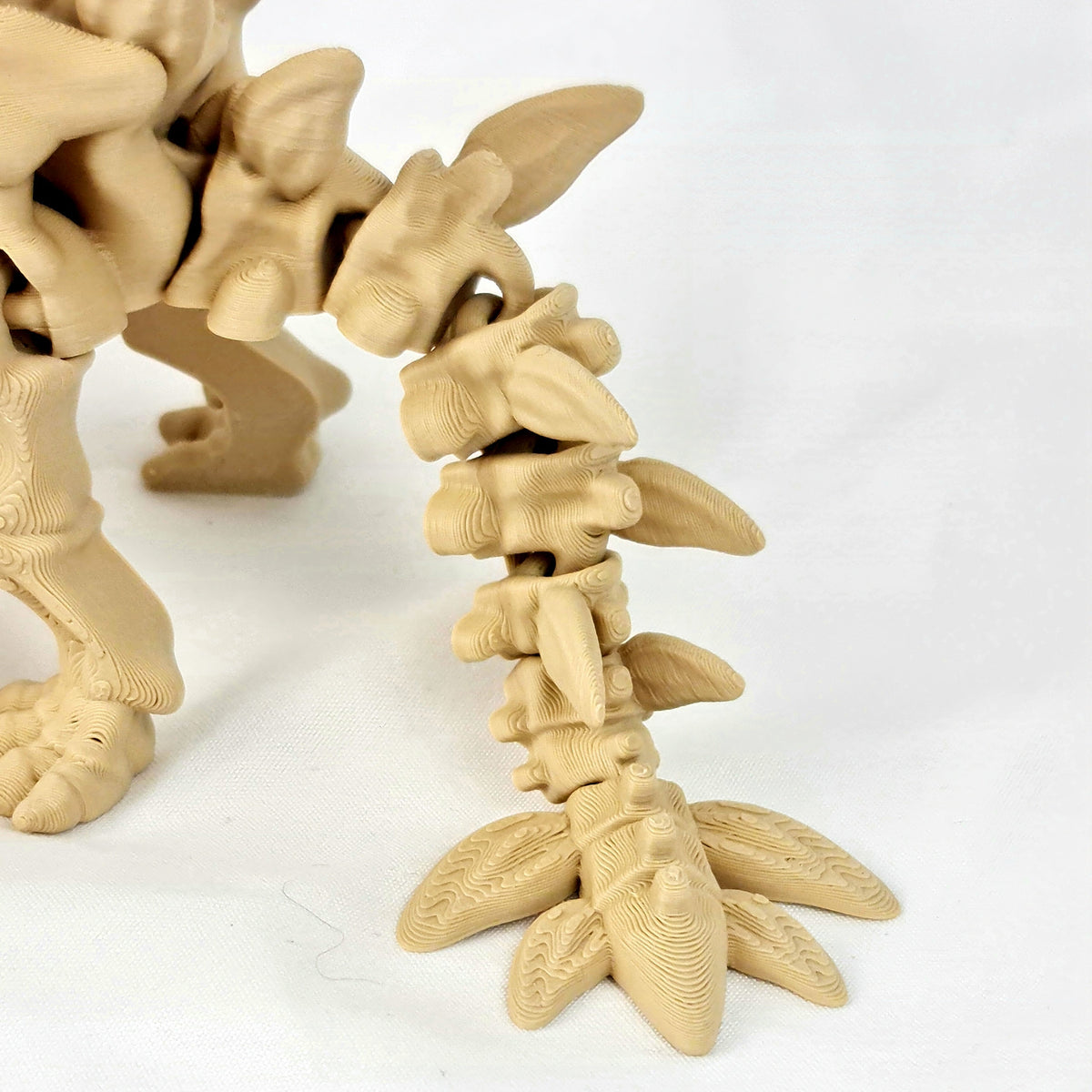 Detailopname van de scharnierende staart met stekels van de beige skelet stegosaurus.
