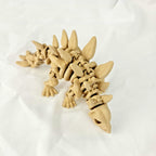 Hoge hoek opname van de beige 3D-geprinte skelet stegosaurus rustend op een witte achtergrond.