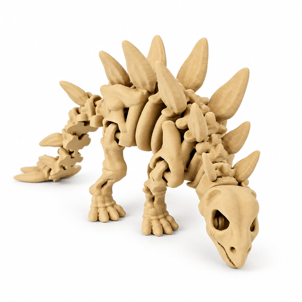 Beige 3D-geprinte skelet stegosaurus van PLA met rugplaten en gearticuleerd lichaam op een schone witte achtergrond.