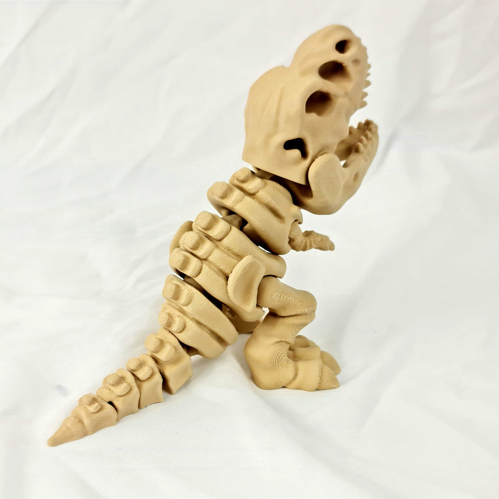 Achteraanzicht van de beige 3D-geprinte skelet T-Rex gericht op de gearticuleerde ruggengraat.