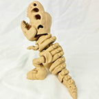 Schuin achteraanzicht van de skelet T-Rex met zicht op de lange scharnierende staart.