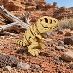 Schuin vooraanzicht van de buigzame beige skelet T-Rex staand op een neutrale ondergrond.