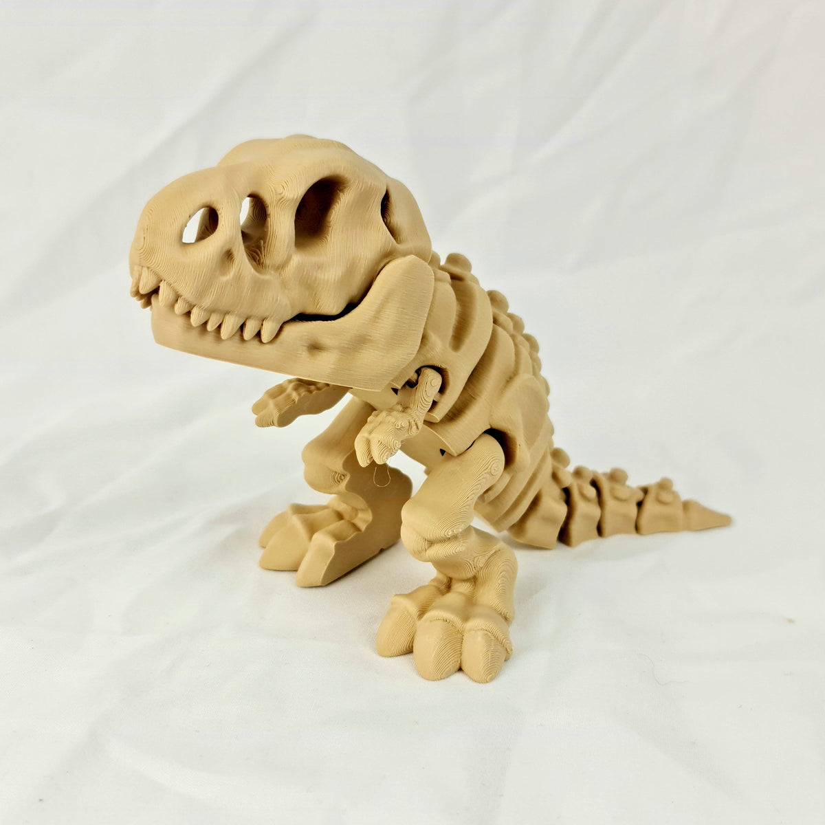 Lage hoek opname van de beige 3D-geprinte skelet T-Rex met omhoog gericht hoofd.
