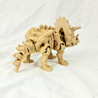 Schuin achteraanzicht van de beige 3D-geprinte skelet triceratops met focus op de scharnierende staart.