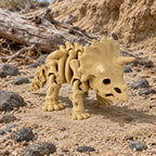 Schuin vooraanzicht van de buigzame beige skelet triceratops staand op een neutrale ondergrond.