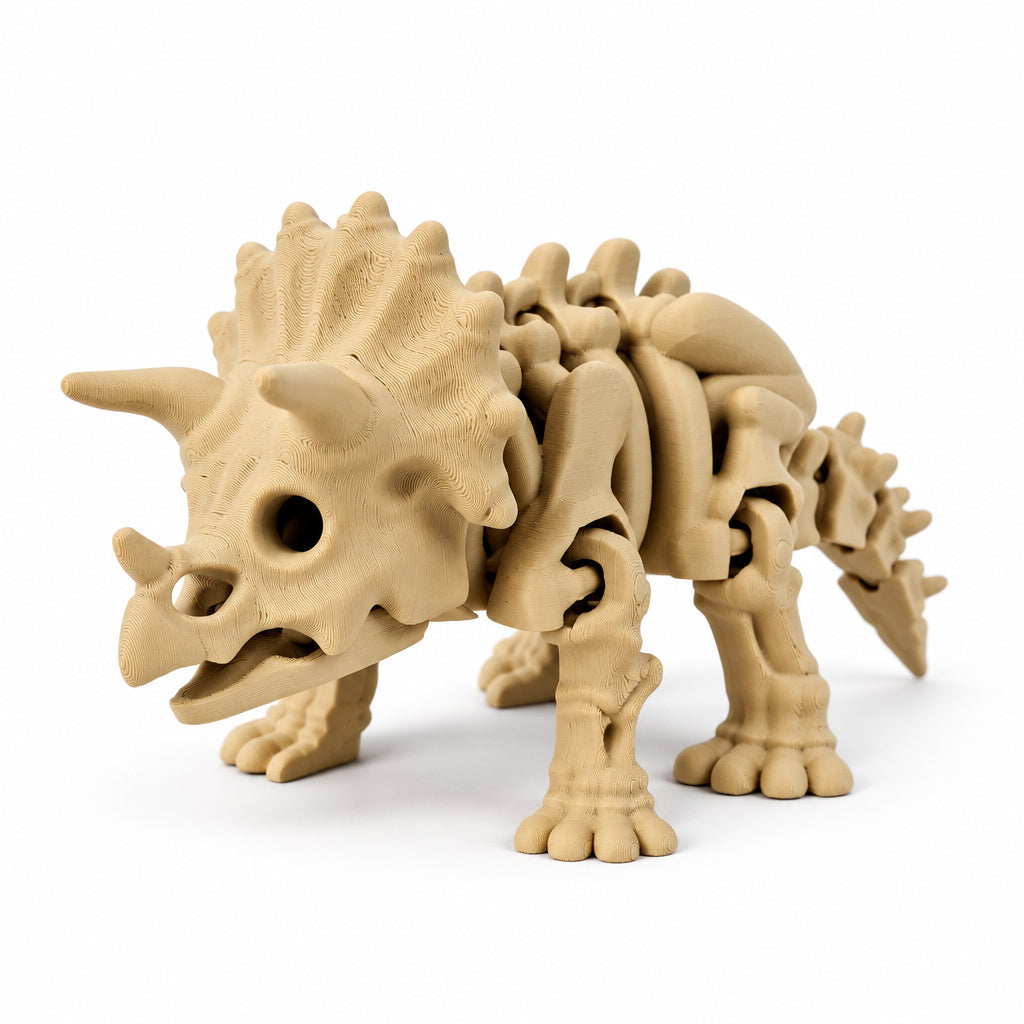 Beige 3D-geprinte skelet triceratops van PLA met neus- en wenkbrauwhoorns en nekkraag op een schone witte achtergrond.
