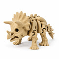Beige 3D-geprinte skelet triceratops van PLA met neus- en wenkbrauwhoorns en nekkraag op een schone witte achtergrond.