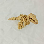 Schuin bovenaanzicht van de skelet velociraptor rustend op een witte achtergrond.